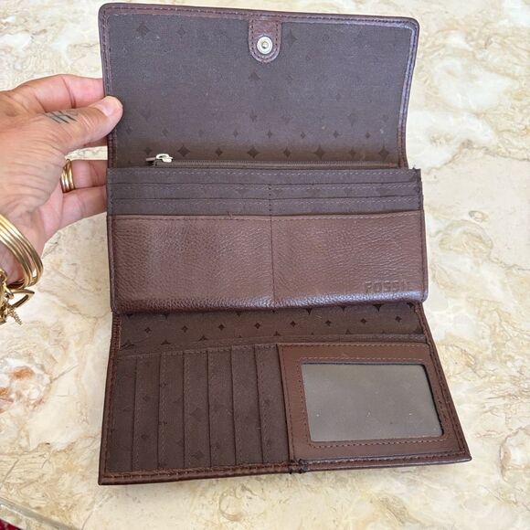 Fossil Maddox Tri-Fold Leather Wallet - Picture 11 of 16